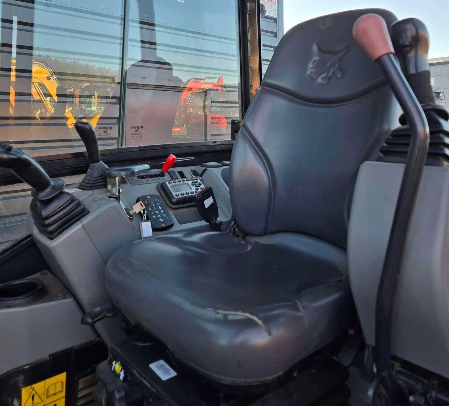 Mini pelle BOBCAT E27z - 2,7 Tonnes - 2019 + Pince à grume rotative