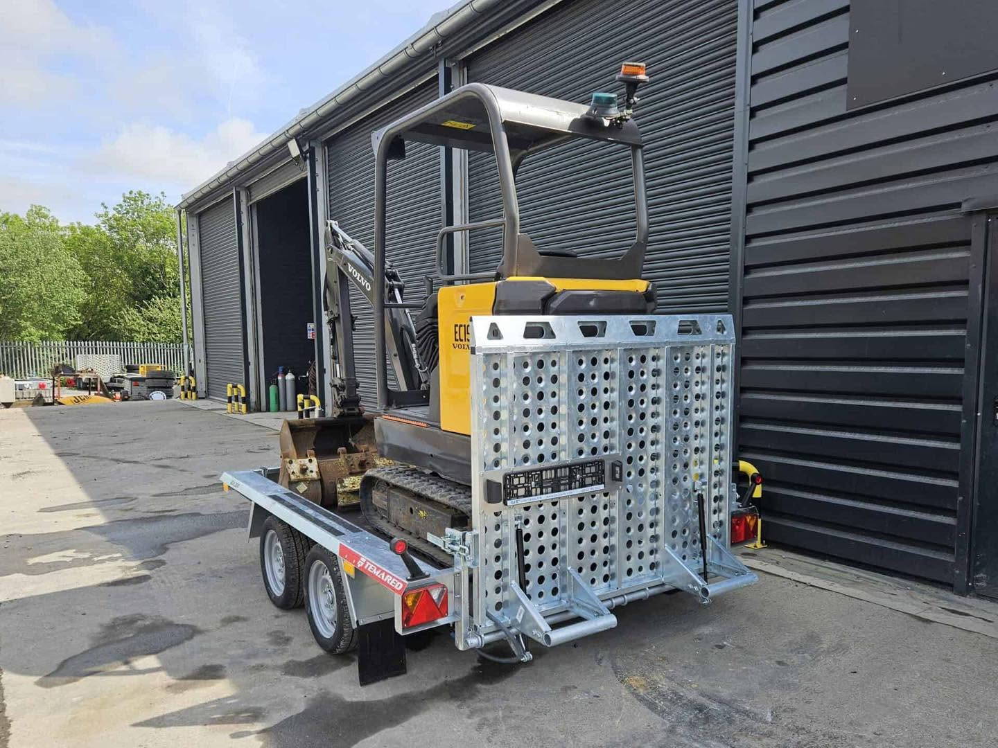 Mini Pelle VOLVO - 1,5 Tonne - 2019 + Remorque Temared