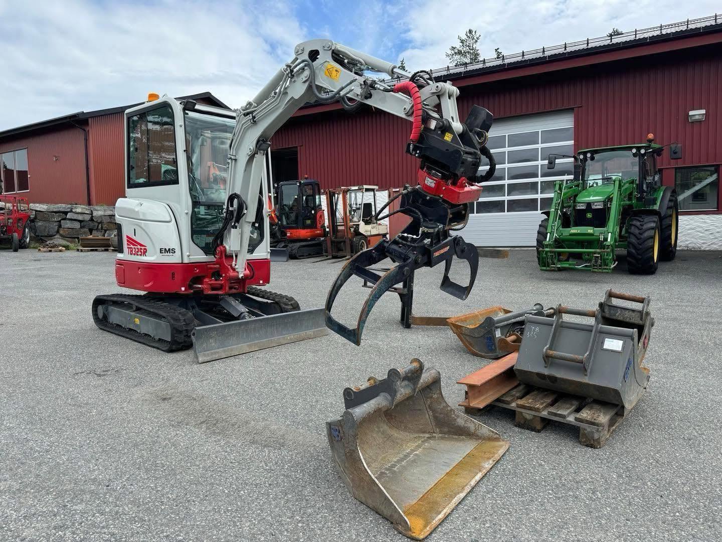 Mini pelle TAKEUCHI TB325R - 2,4 Tonnes - 2022